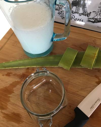 Aloe Vera Blattgel wird schaumig gemixt