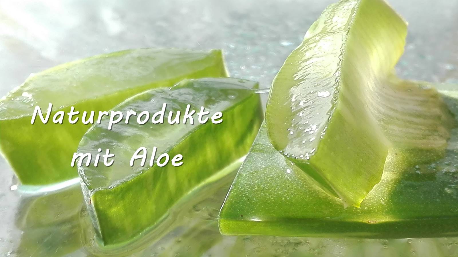 Bild mit Aloe Stückchen mit dem Slogan - Naturprodukte mit Aloe